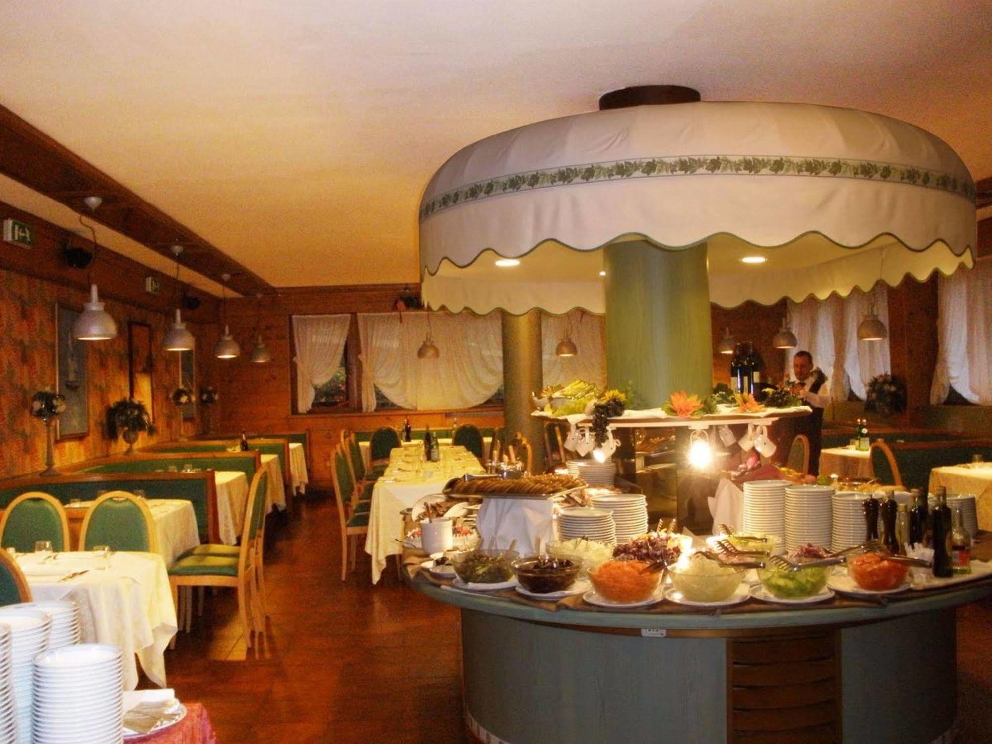 Hotel Majoni كورتينا دامبيتزو المظهر الخارجي الصورة